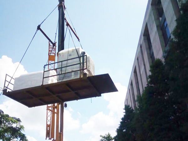 上海華測檢測工廠吊機(jī)搬運上樓